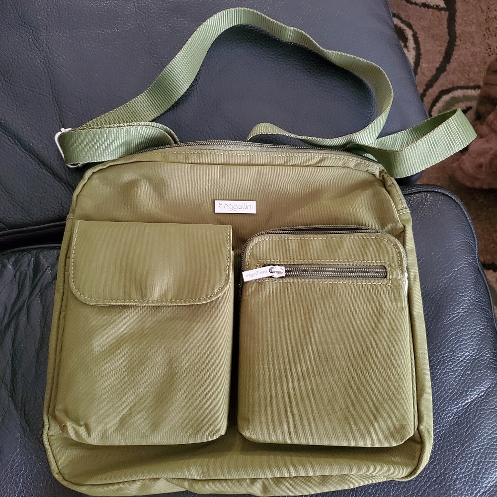 Green Bagallini Purse